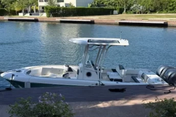 2023 Robalo R242 Center Console