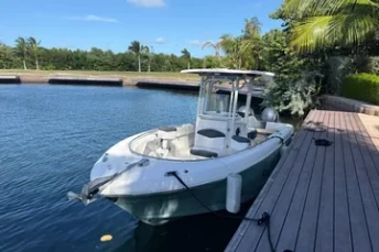 2023 Robalo R242 Center Console
