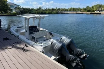 2023 Robalo R242 Center Console