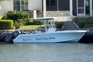 2023 Robalo R242 Center Console